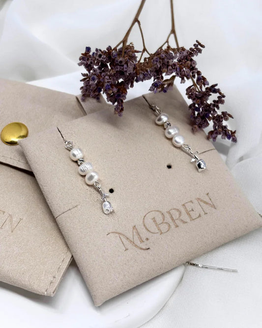 עגילי כסף סטרלינג 925 עם פנינים וחרוזים מעוטרים בתליון פרח קטן של M.Bren