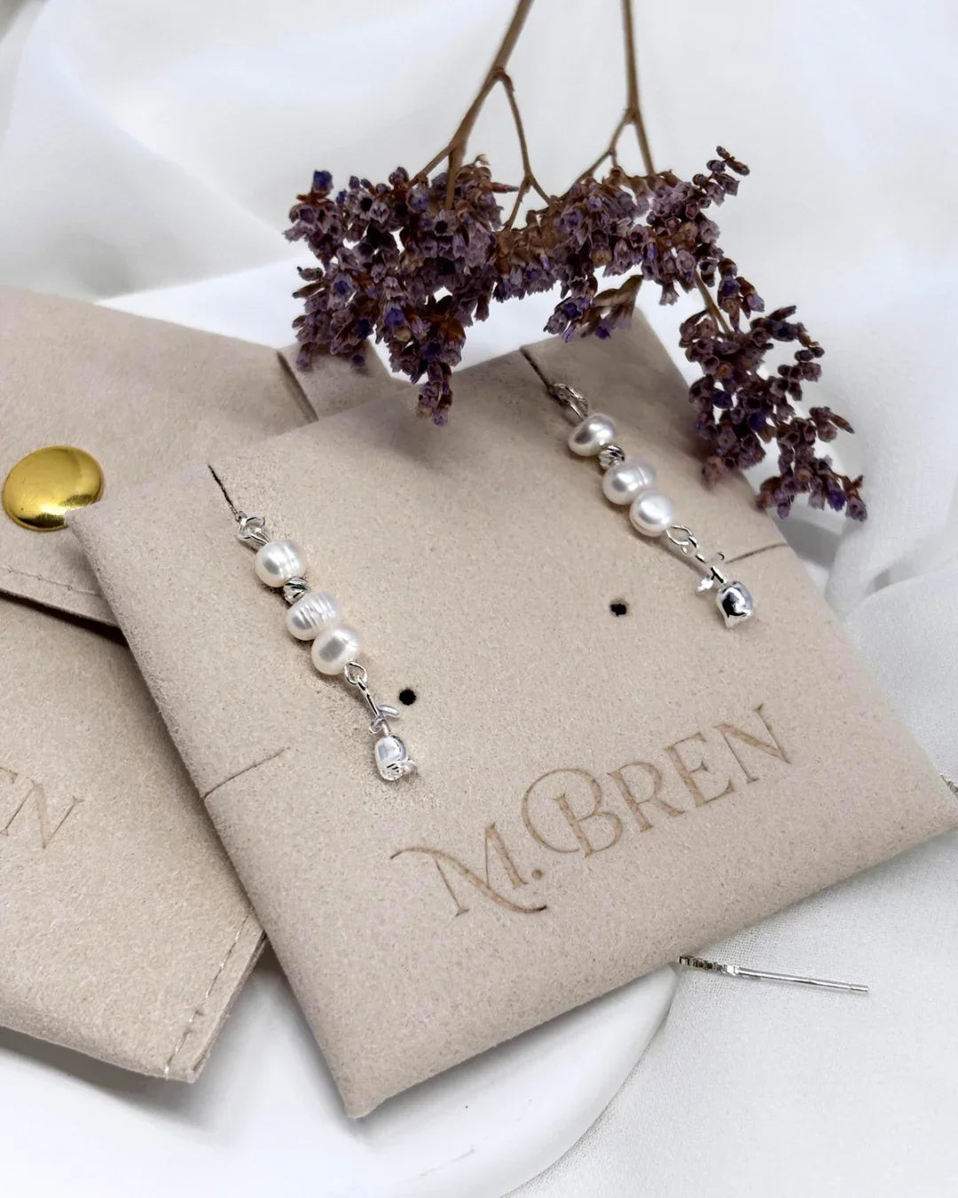 עגילי כסף סטרלינג 925 עם פנינים וחרוזים מעוטרים בתליון פרח קטן של M.Bren