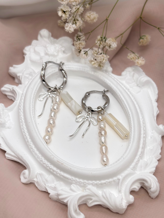 עגילי מריה - עגיל חישוק כסף 925 עם צ'ארמים - סרט, צדף אם הפנינה ופנינים