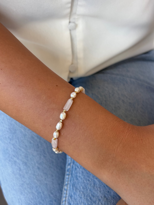 תכשיט עבודת יד
צמיד פנינים קלאסית עם טויסט של אבני רוז קוורץ טבעיות, חרוזים מנצנצים וסוגר צ'ארמים קטן.
סוגר כסף אמיתי 925 או בציפוי זהב