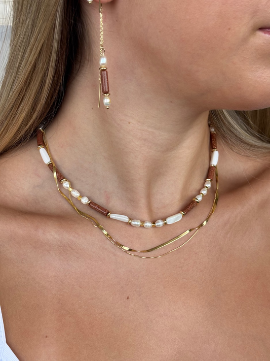 שרשרת אבנים טבעיות עם אבני גולדסטון בצבע אדמה מנצנץ, אבני צדף ופניני מים מתוקים עם חרוזי זהב בחיתוך מנצנץ.
