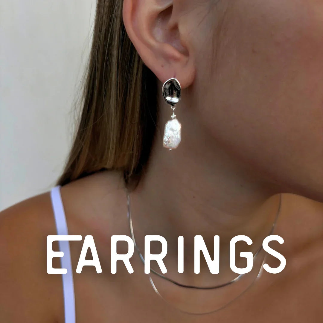 עגילי כסף סטרלינג 925 עם פנינה לא סימטרית תלויה, תכשיט בעבודת יד של M.Bren