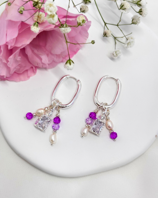 עגילים מכסף סטרלינג 925 עם אבני חן סגוונט ושיבוץ פנינים בעיצוב עדין וצבעוני