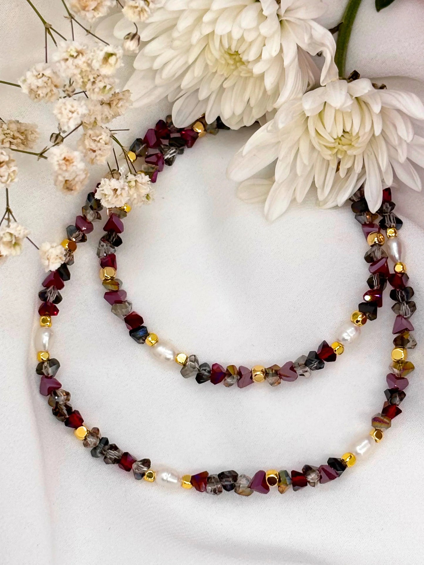 שרשרת חרוזים צבעונית מעוצבת עם אבני חן, פנינים וציפוי זהב בעבודת יד של M.Bren