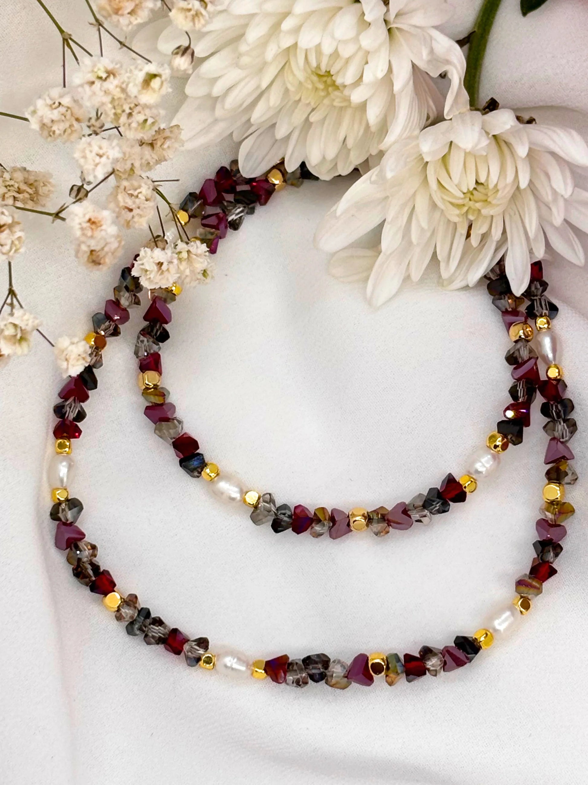 שרשרת חרוזים צבעונית מעוצבת עם אבני חן, פנינים וציפוי זהב בעבודת יד של M.Bren