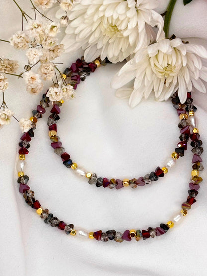 שרשרת חרוזים צבעונית מעוצבת עם אבני חן, פנינים וציפוי זהב בעבודת יד של M.Bren