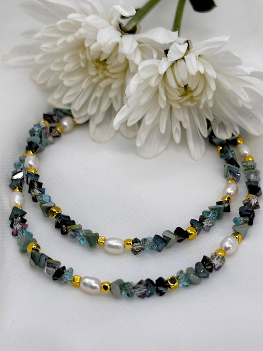 צמיד קריסטלים צבעוניים עם פנינים וכדורי זהב בעבודת יד של M.Bren