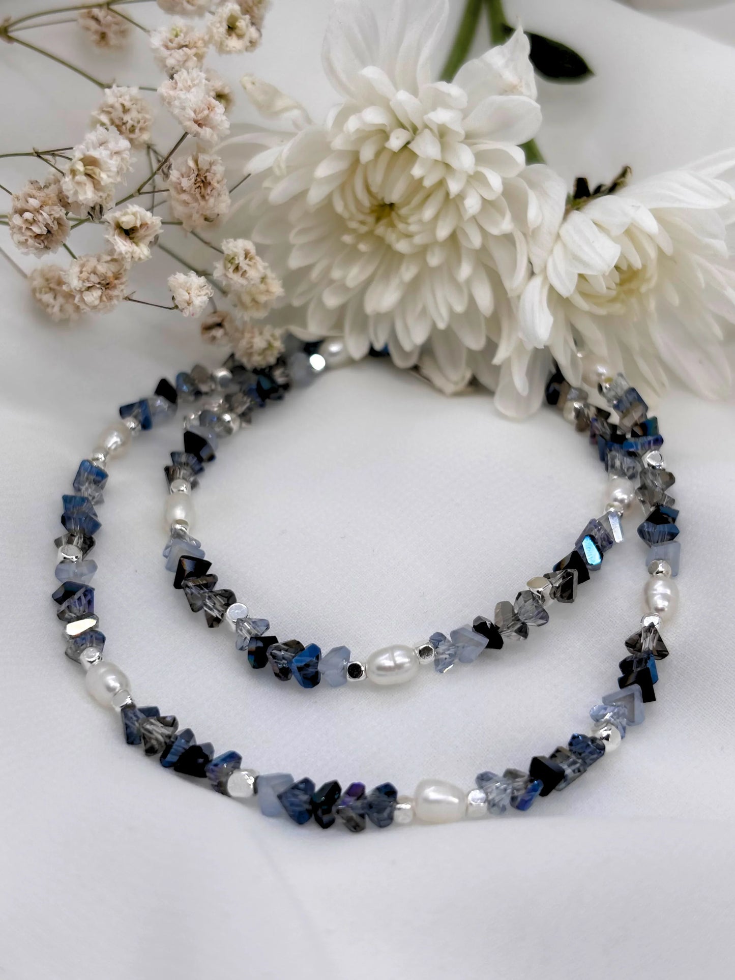 צמיד חרוזים בגווני כחול וכסף עם פנינים בצבע לבן מעוצב בעבודת יד