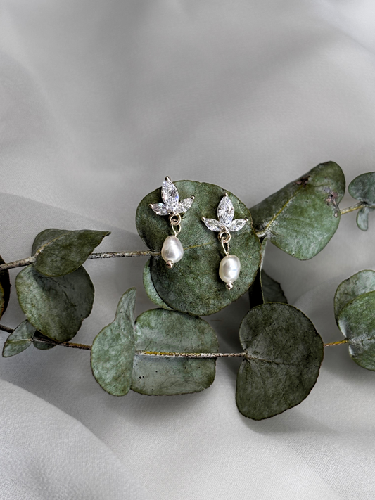 עגיל מיקונוס - עגיל זרקון לוטוס צמוד עם תליון פנינה