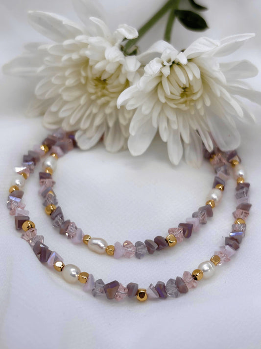 צמיד חרוזים בעבודת יד עם אבני חן בשלל גוונים פסטל, פנינים וציפוי זהב עדין