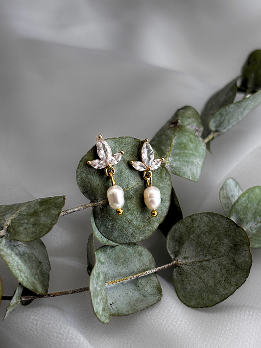 עגיל מיקונוס - עגיל זרקון לוטוס צמוד עם תליון פנינה