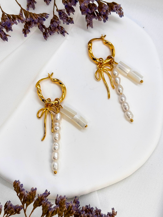 עגילי מריה - עגיל חישוק כסף 925 עם צ'ארמים - סרט, צדף אם הפנינה ופנינים