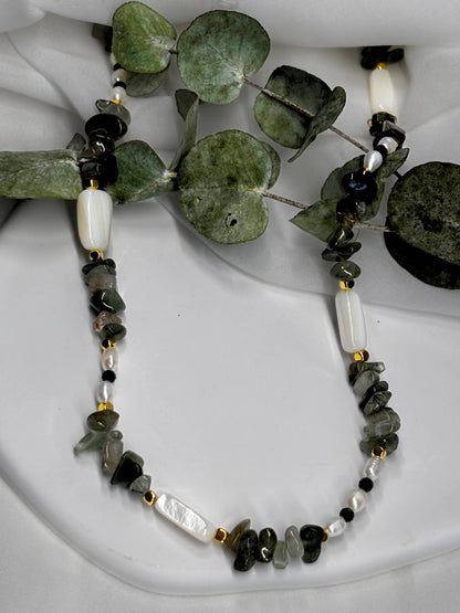שרשרת עבודת יד עם אבני חן ירוקות, פנינים בצבע שמנת וחרוזי זהב, תכשיט ייחודי ואלגנטי