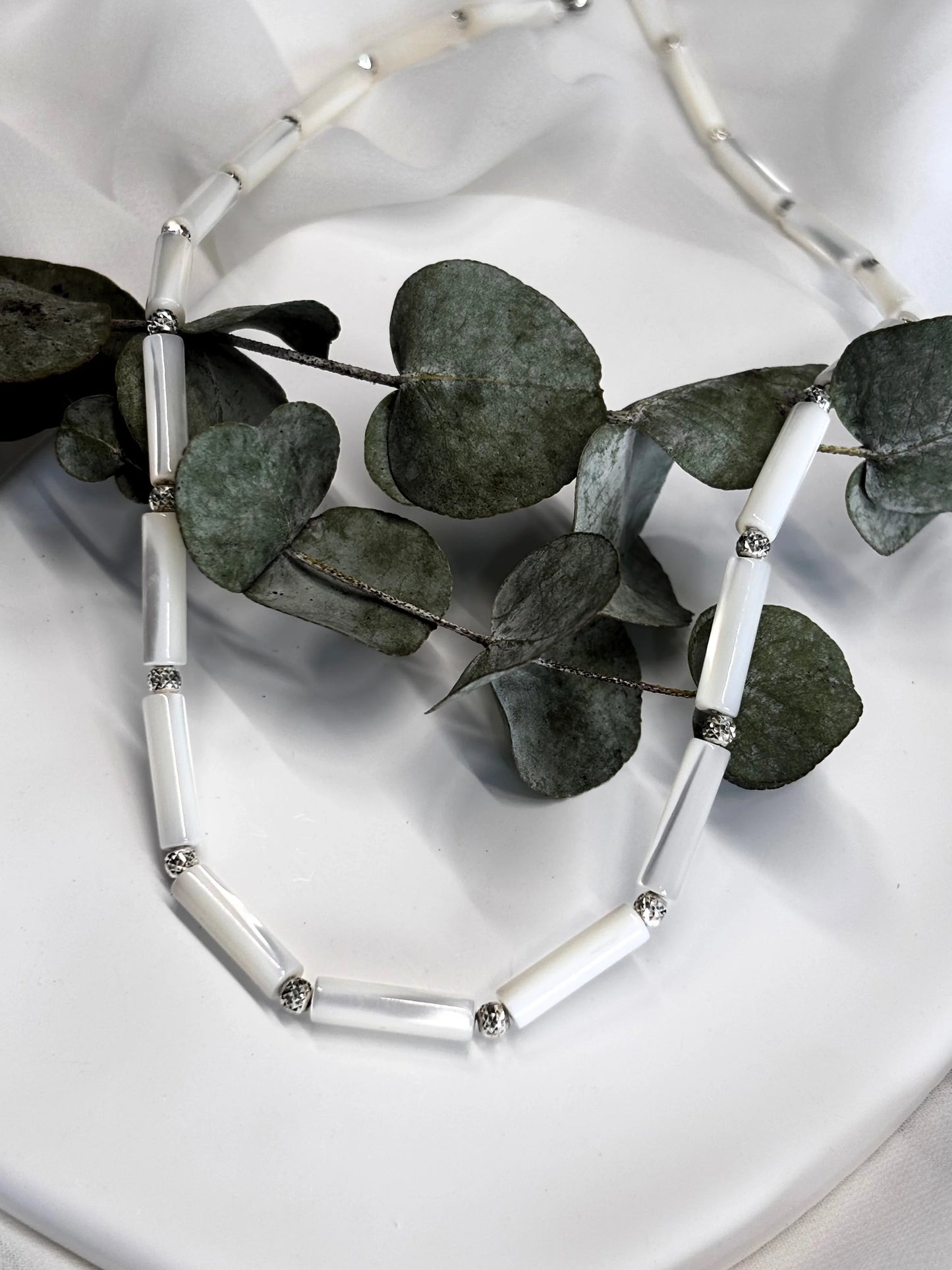 שרשרת לבנה עם אבני חן מלבניות וציפוי כסף סטרלינג 925 בעיצוב עדין ואיכותי