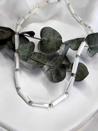 שרשרת לבנה עם אבני חן מלבניות וציפוי כסף סטרלינג 925 בעיצוב עדין ואיכותי