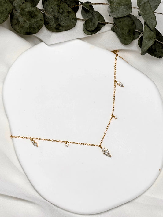 שרשרת עדינה מזהב עם תליון אבן שקופה במרכז ועיטורים קטנים, תכשיט עבודת יד יוקרתי