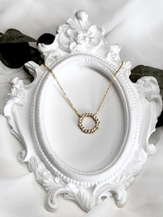 שרשרת זהב עדינה עם תליון מעגלי מבריק בעיצוב ייחודי על מסגרת לבנה מעוטרת