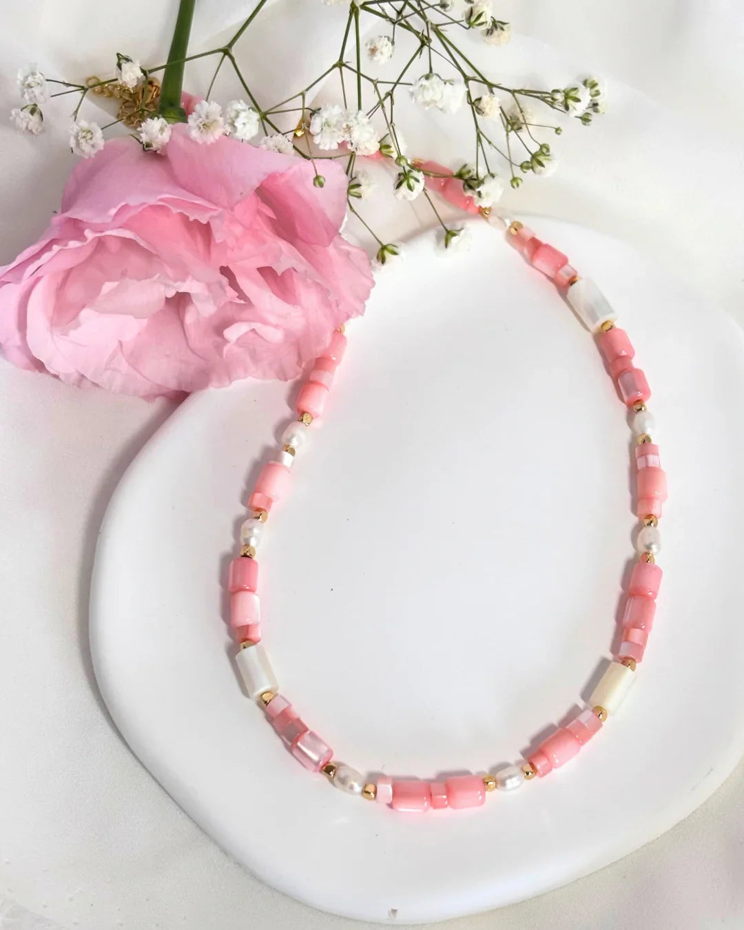 שרשרת חרוזים בצבעי ורוד ולבן עם אבזרים מוזהבים מעוצבת בעבודת יד של M.Bren