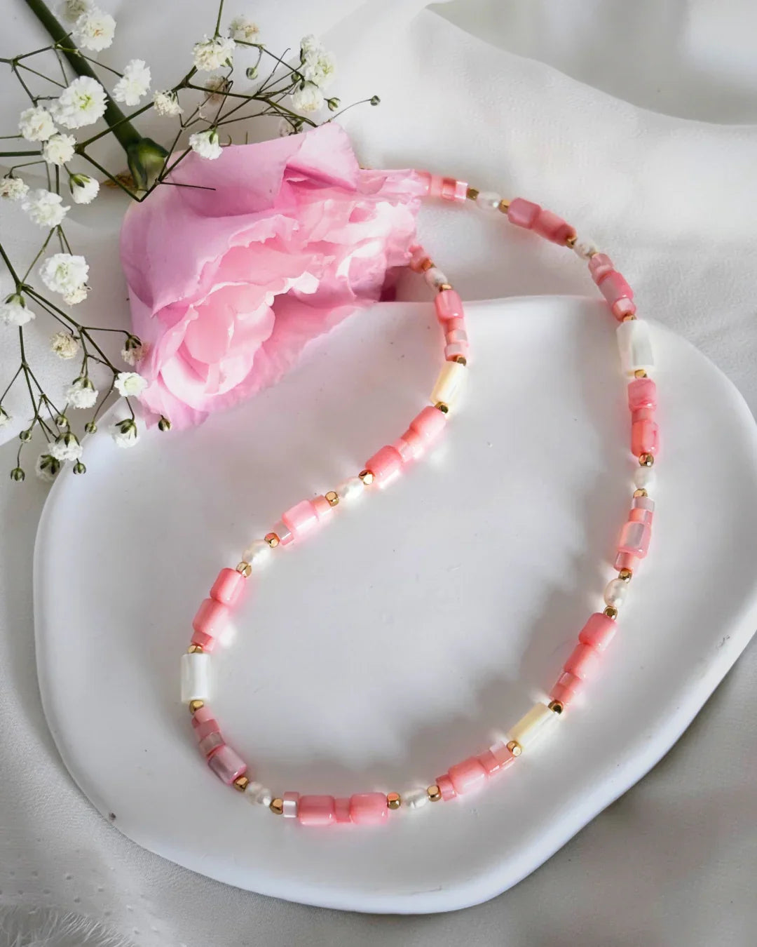 שרשרת חרוזים ורודה ולבנה עם חרוזי זהב, תכשיט בעבודת יד של M.Bren