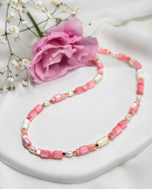 שרשרת חרוזים בגווני ורוד ולבן עם חרוזי זהב קטנים, תכשיט ידני בעיצוב עדין