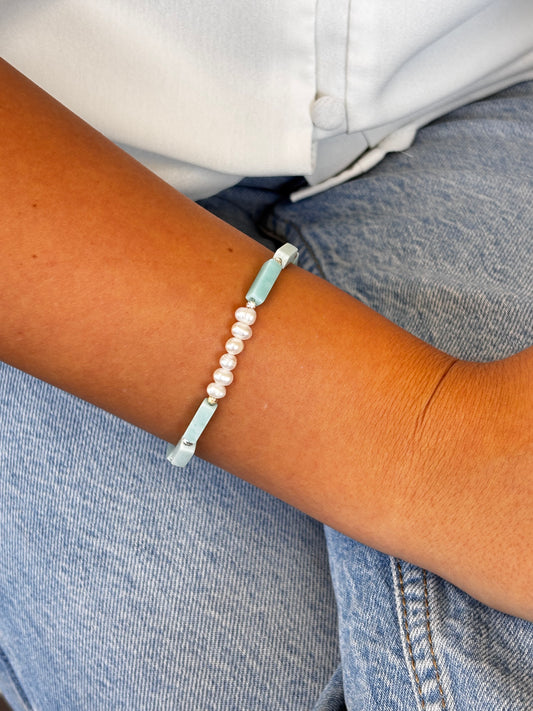 צמיד משולב אבני אקווה מרין וחרוזי פנינים לבנים, תכשיט בעבודת יד איכותי של M.Bren