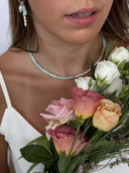 שרשרת מעוצבת מורכבת מאבני טורקיז וחרוזי פנינים, עגיל פנינים תלוי לאוזן