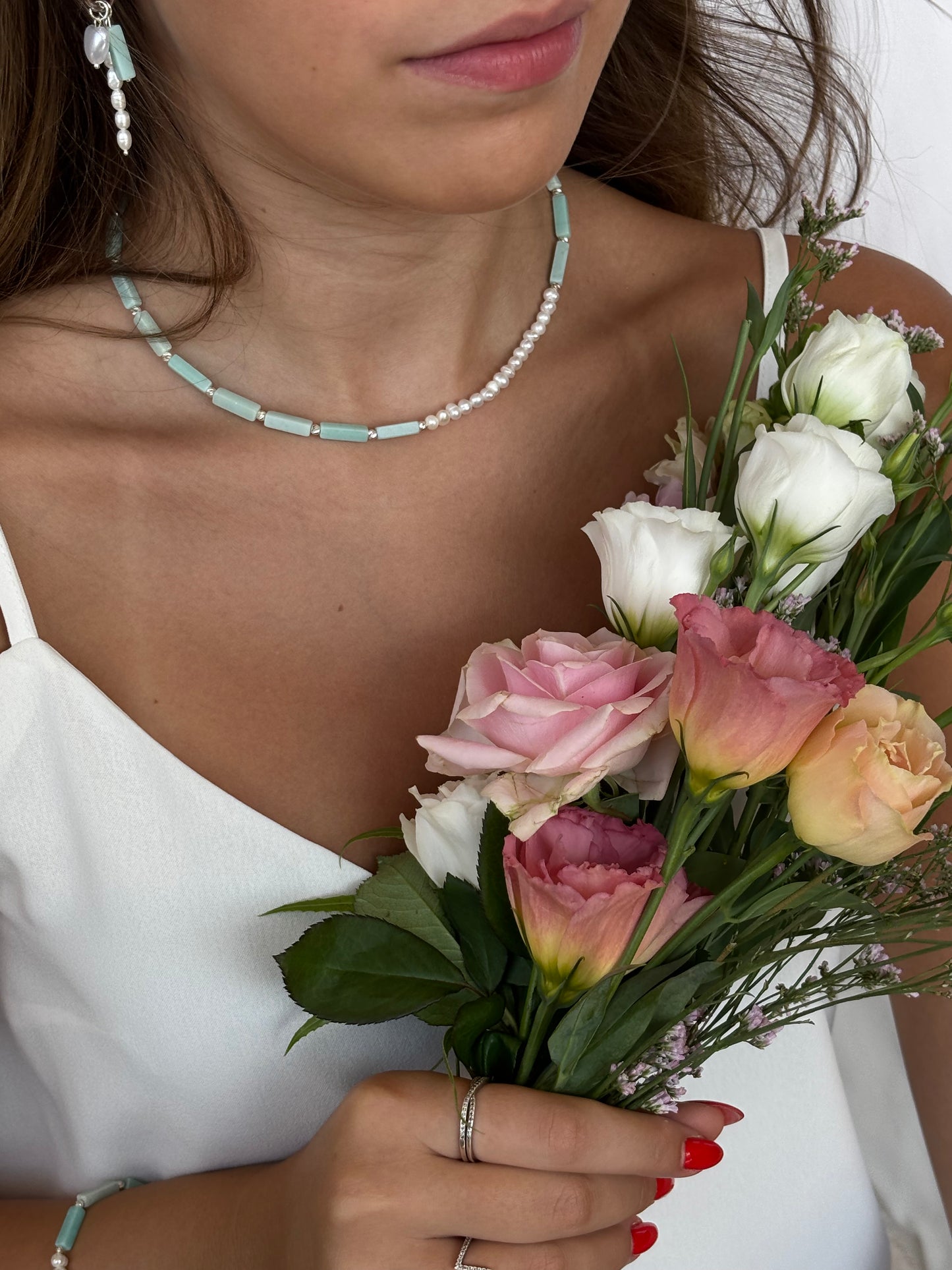 שרשרת חרוזים צבועים וטבעיים בצבעים תכלת ולבן בעיצוב עדין בעבודת יד