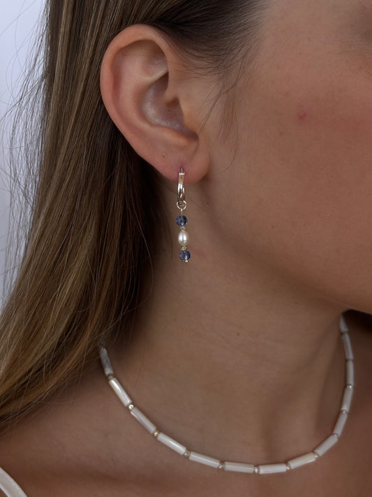 עגיל סרינה - עגיל חישוק כסף 925 עם אבני זכוכית ופנינה - תכלת - M.Bren