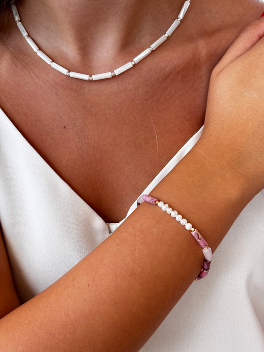 צמיד מאבן ג'ספר אימפריאל ורודה טבעית, פניני מים מתוקים וחרוזים בציפוי זהב בחיתוך מנצנץ.