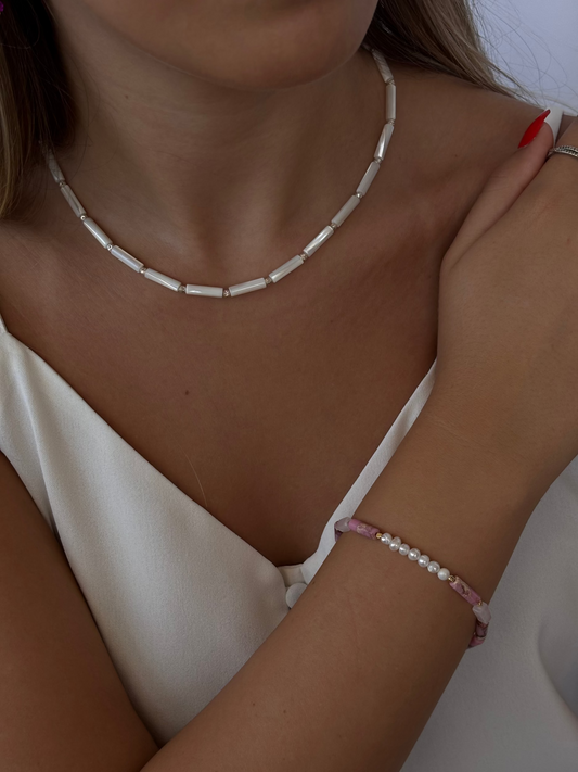 צמיד מאבן ג'ספר אימפריאל ורודה טבעית, פניני מים מתוקים וחרוזים בציפוי זהב בחיתוך מנצנץ.