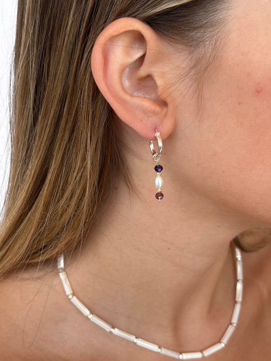 עגיל סרינה - עגיל חישוק כסף 925 עם אבני זכוכית ופנינה - סגול - M.Bren