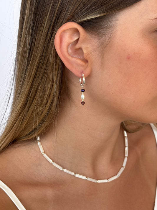 עגיל סרינה - עגיל חישוק כסף 925 עם אבני זכוכית ופנינה - סגול - M.Bren