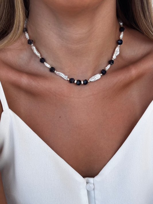 שרשרת עם אבני גולדסטון טבעיות בגוון כחול עמוק עם נצנוץ שמזכיר שמים מלאי כוכבים, פנינים טבעיות עם ברק אור ירח וחרוזי כסף מנצנצים.