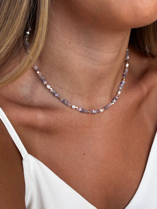 שרשרת קצרה עדינה עם אבני חן סגלגלות ופנינים בצבעי ורוד וסגול