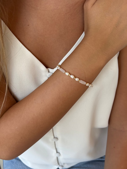 תכשיט עבודת יד

צמיד פנינים קלאסית עם טויסט של אבני רוז קוורץ טבעיות, חרוזים מנצנצים וסוגר צ'ארמים קטן.
סוגר כסף אמיתי 925 או בציפוי זהב