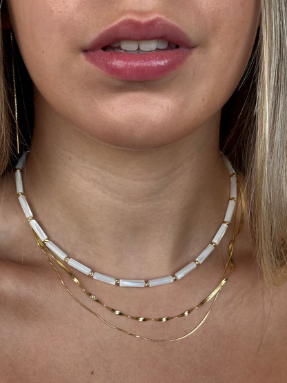 שרשרת צמודה בצבע לבן עם חרוזים זהובים ושרשראות זהב דקות