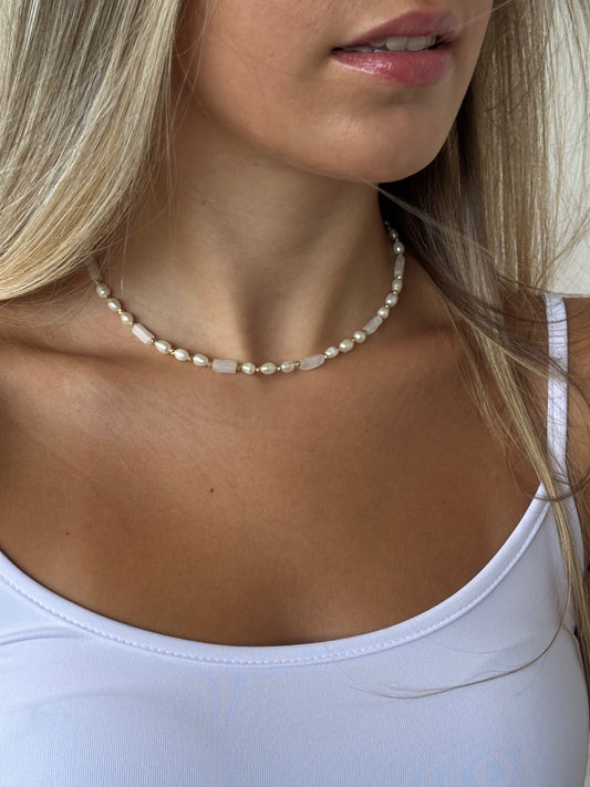 שרשרת דיאנה - שרשרת אבנים טבעיות רוז קוורץ ופנינים