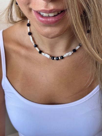 שרשרת עם אבני גולדסטון טבעיות בגוון כחול עמוק עם נצנוץ שמזכיר שמים מלאי כוכבים, פנינים טבעיות עם ברק אור ירח וחרוזי כסף מנצנצים.