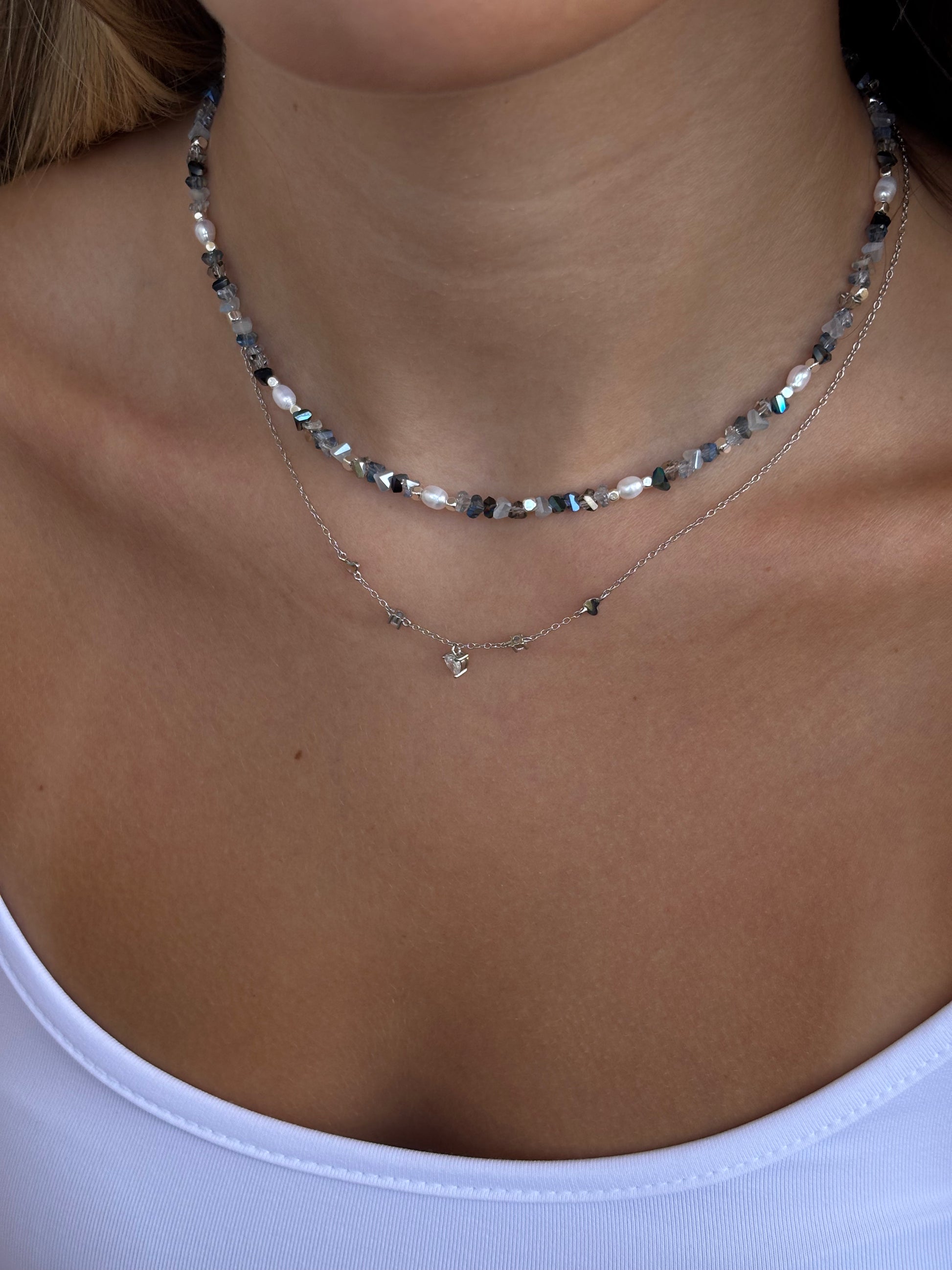 שרשרת כפולה עדינה עם חרוזי פנינה, אבני חן בצבעים אפור ושחור, ושרשרת דקה ממשלבת תליונים עדינים