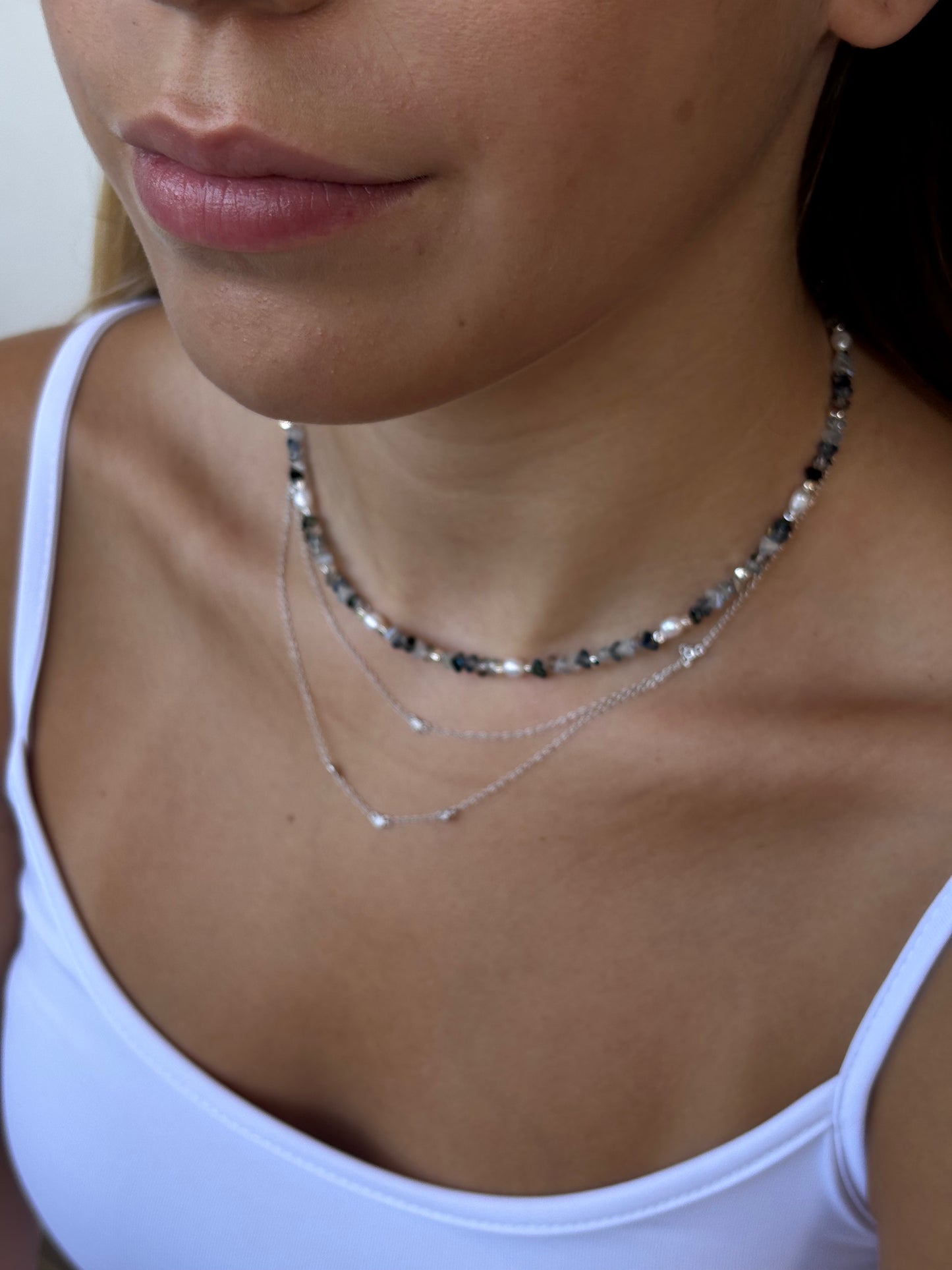 שרשראות עדינות בשילוב אבני חן וכסף סטרלינג 925 בצוואר