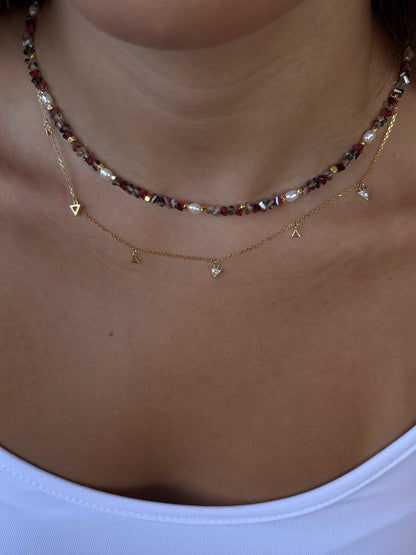 שרשראות צמודות בצבע זהב עם חרוזים צבעוניים ופנינים, עיצוב עדין לנשים