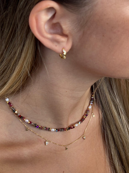 עגיל חישוק זהב עם אבני קריסטל נוצצות ושרשראות עדינות עם אבנים וחרוזים צבעוניים