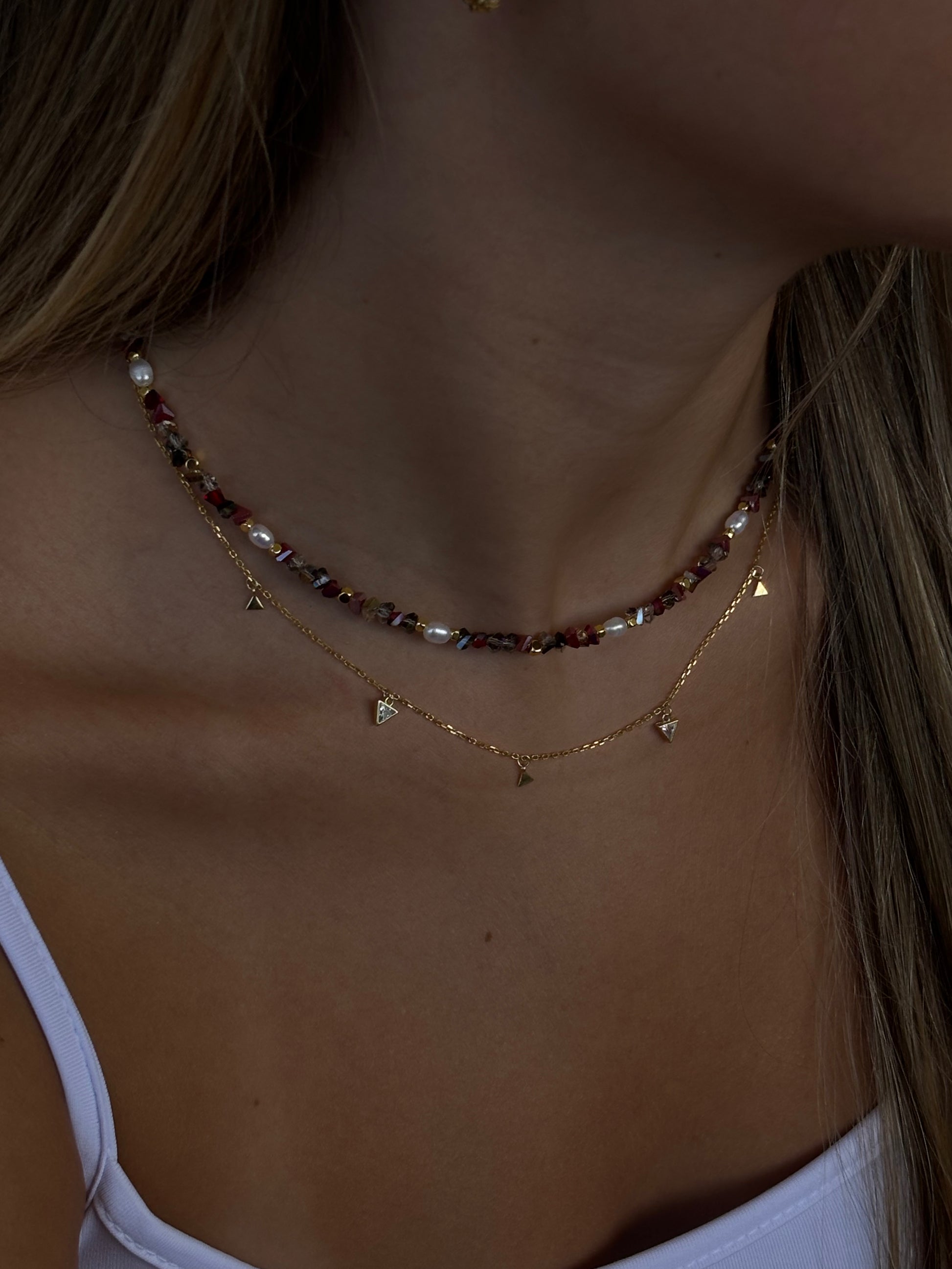 שרשרת צמודה עם אבני חן צבעוניות ופנינים לצד שרשרת עדינה מצופה זהב עם תליון משולשים