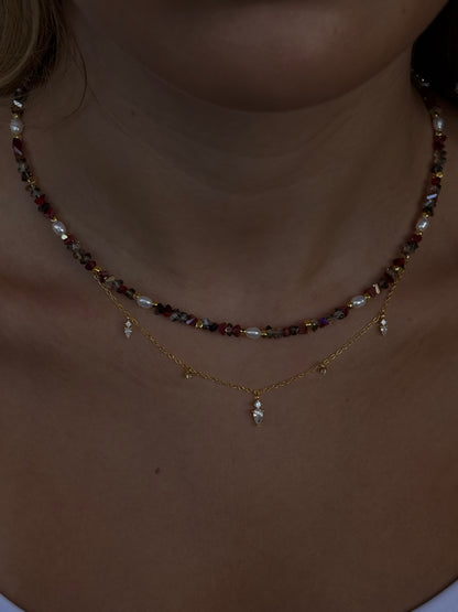 שרשרת עדינה עם אבני חן צבעוניות ופנינים ושרשרת דקה מזהב עם תליון נוצץ