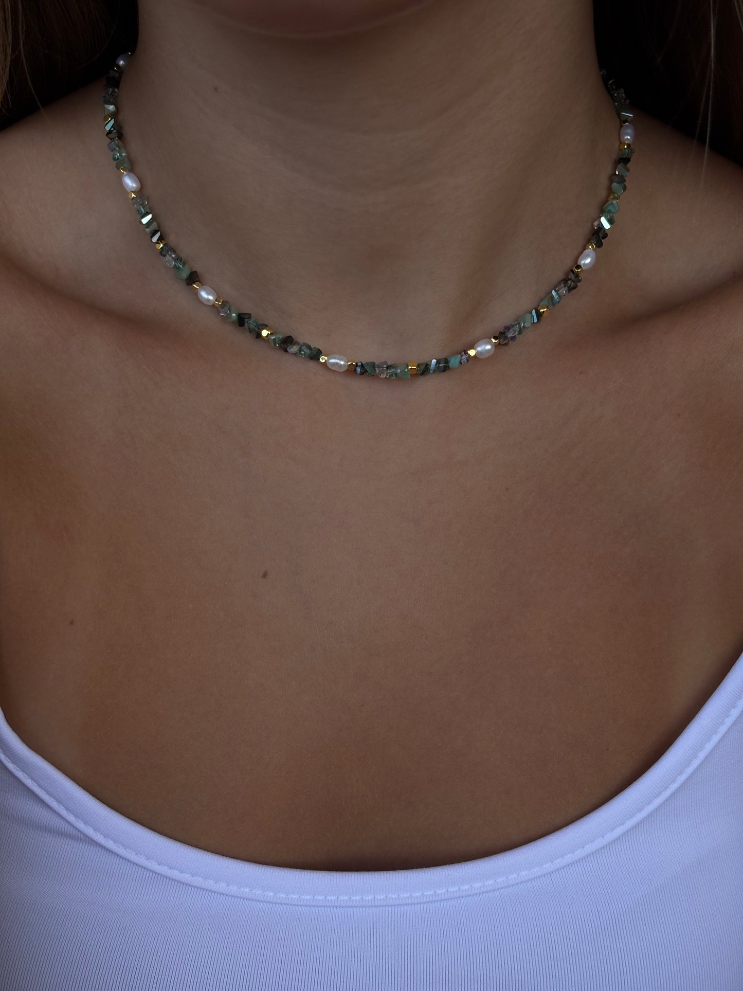 שרשרת עדינה מטורמלין ופנינים עם ציפוי זהב איכותי בעיצוב ייחודי