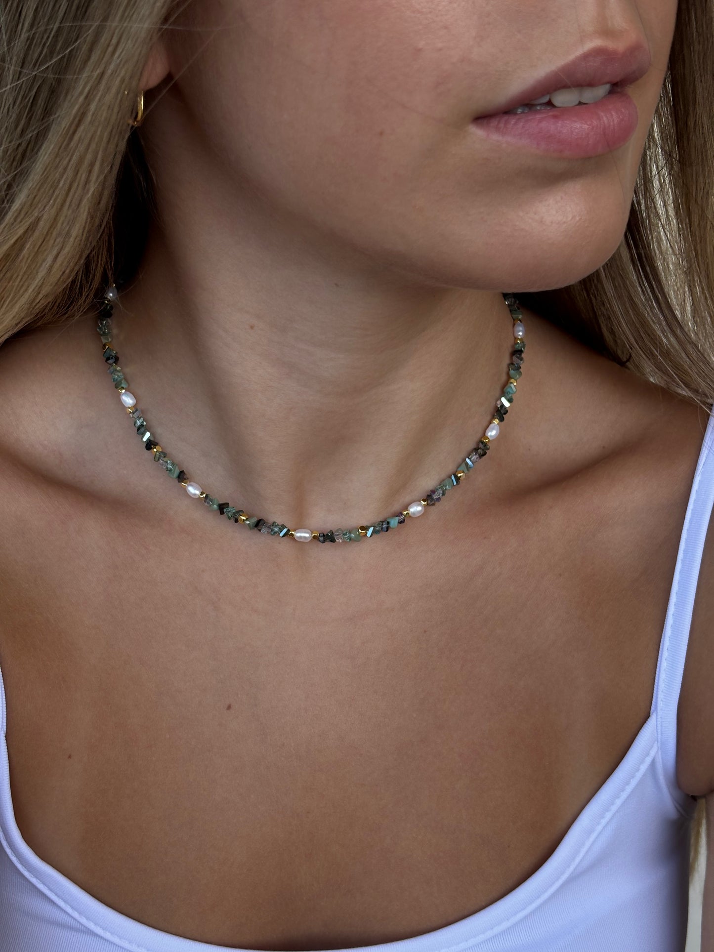 שרשרת קצרה עדינה עם אבני חן ופנינים בעיצוב בוטיק נשי ואלגנטי