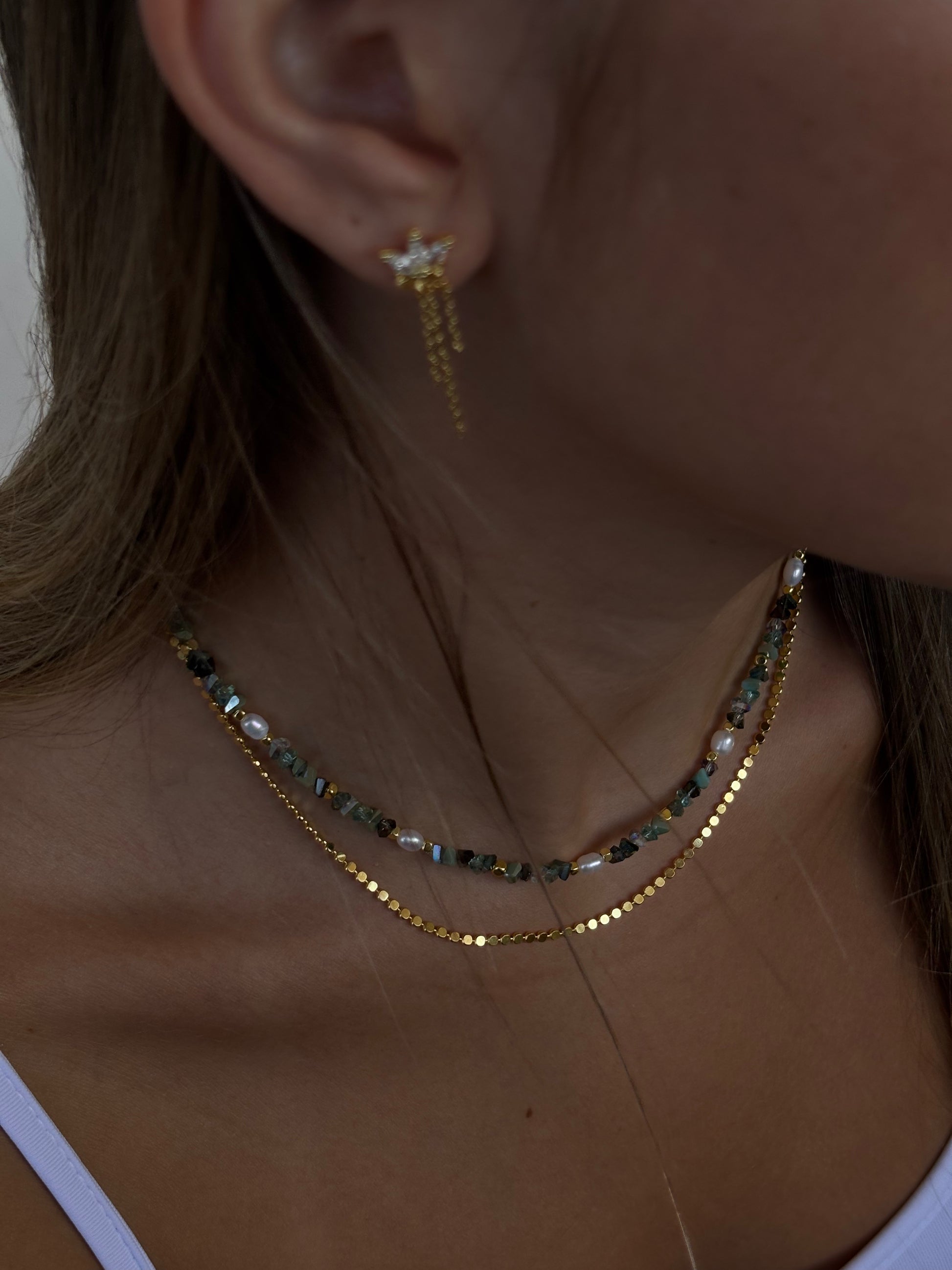 עגיל עדין מזהב עם פנינים ושרשרות דקות תלויות עיצוב יוקרתי של M.Bren