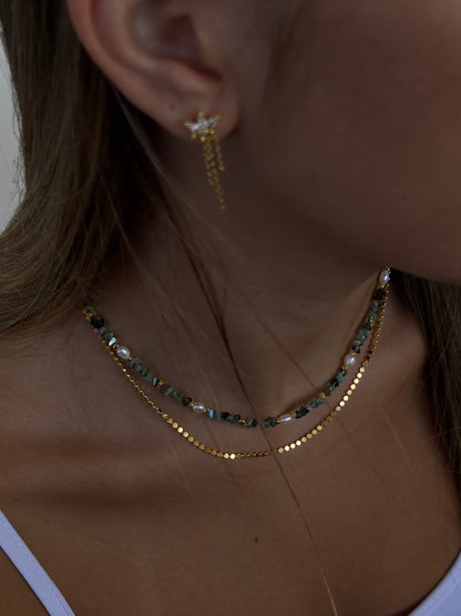 עגיל עדין מזהב עם פנינים ושרשרות דקות תלויות עיצוב יוקרתי של M.Bren