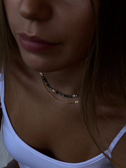 שרשראות נשיות בעבודת יד משילוב חרוזים לפליים ופנינים בציפוי זהב על עור בצבע חום