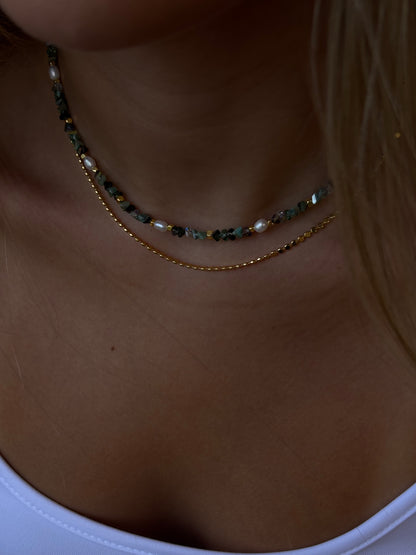 שרשראות עדינות צמודות עור עם חרוזים, פנינים וציפוי זהב במראה נשי שיקי